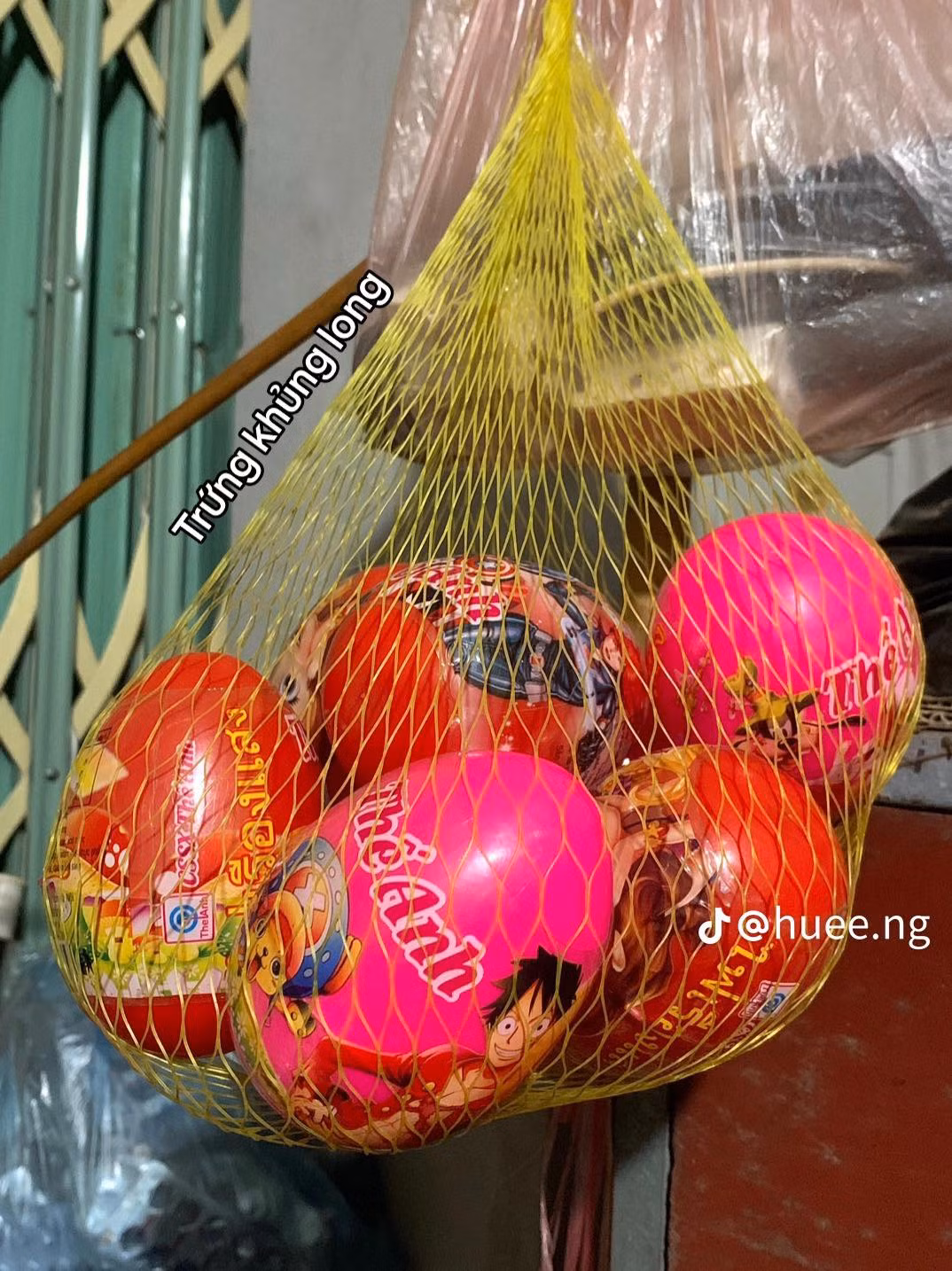 Theo cô gái, chiếc tủ bé xíu kia đã theo bà cô tận 20 năm. Hiện tại, bà không bán được nhiều vì đã lớn tuổi. Tuy nhiên, bà con cô bán vẫn ghé thăm để nói chuyện cùng.