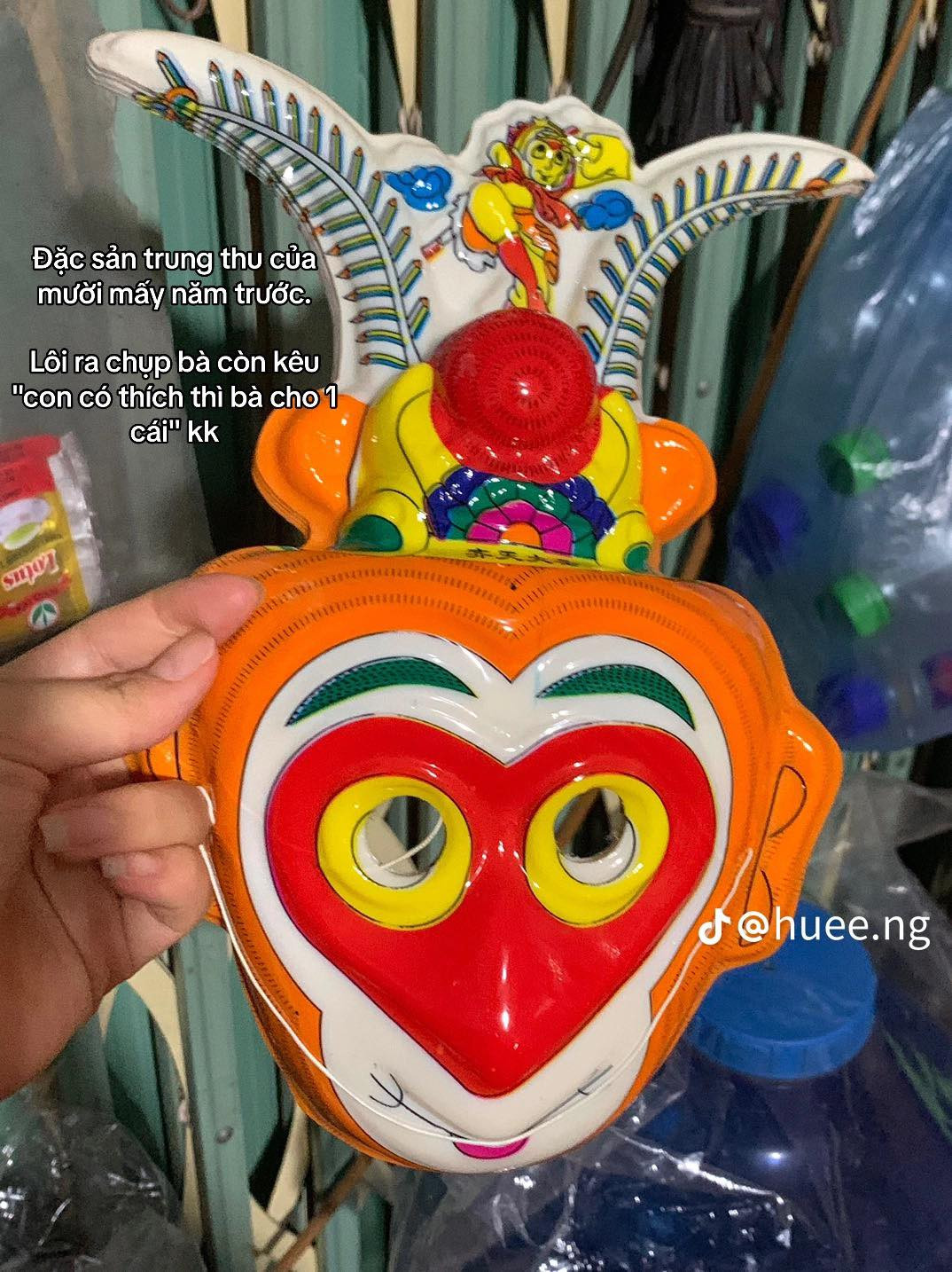 Chủ nhân đoạn clip TikTok viết: "Dọn dẹp chiếc tủ tạp hoá của bà nội mà cảm tưởng như tìm được nhiều thứ đã mất đi từ lâu lắm rồi. Bà mình ở một mình, bán tạp hoá đã được hơn 20 năm. Giờ siêu thị rồi cửa hàng tiện lợi mọc lên như nấm nên bà cũng chả bán được nhiều, nhưng bà luôn yêu quý chiếc tủ kỉ niệm này lắm. Đôi khi không chỉ là giá trị về vật chất mà còn nó còn là 1 phần tươi đẹp của ký ức".