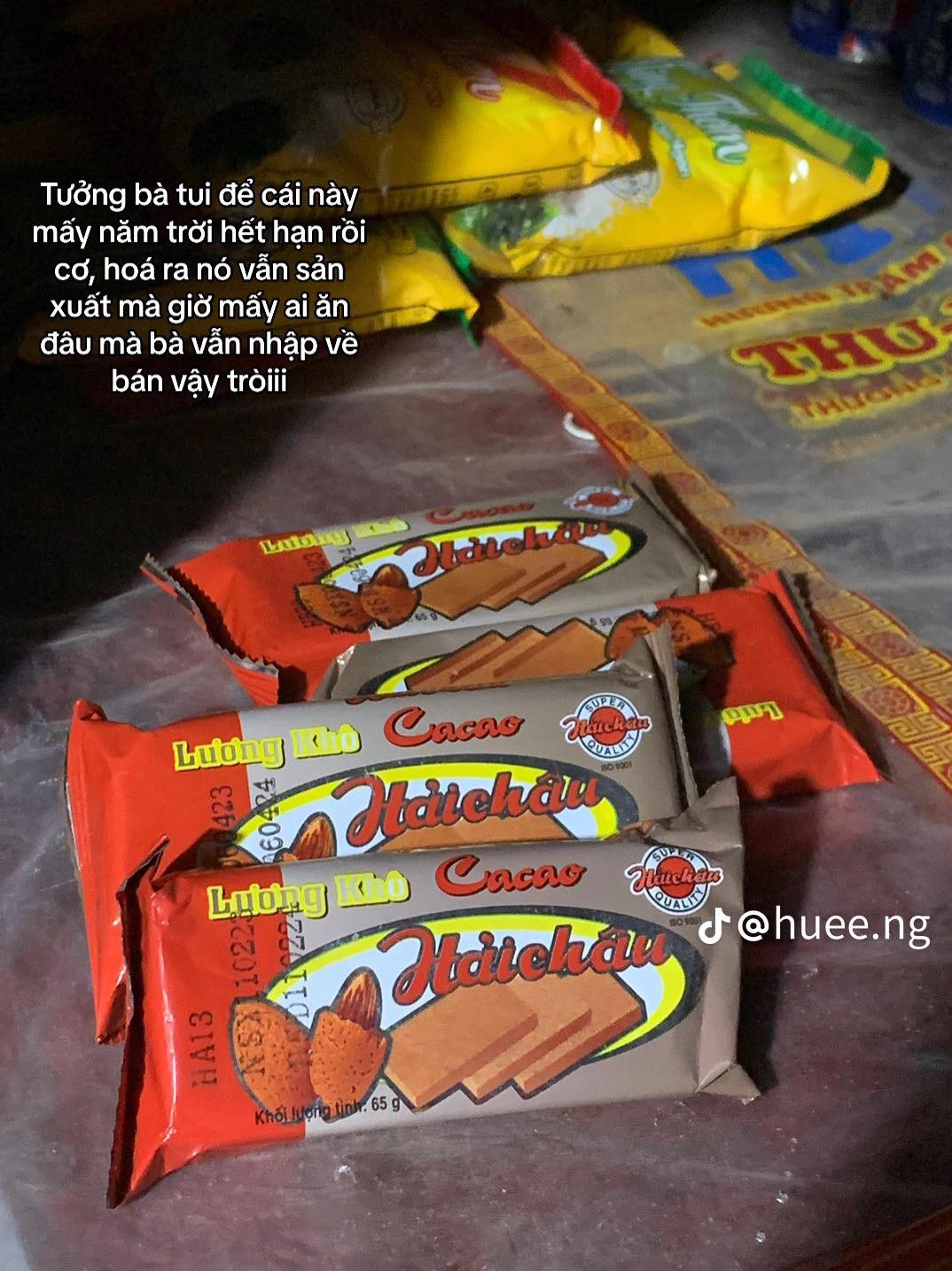 Bộ cua cá ếch bầu, bộ tam cúc giờ ít người biết chơi, chiếc mặt nạ ngộ không bằng nhựa mỏng dính, phong lương khô Hải Châu ăn khô không khốc, tấm thiệp học trò ngả màu cũ càng,…là những món đồ mà cô gái này tìm thấy.