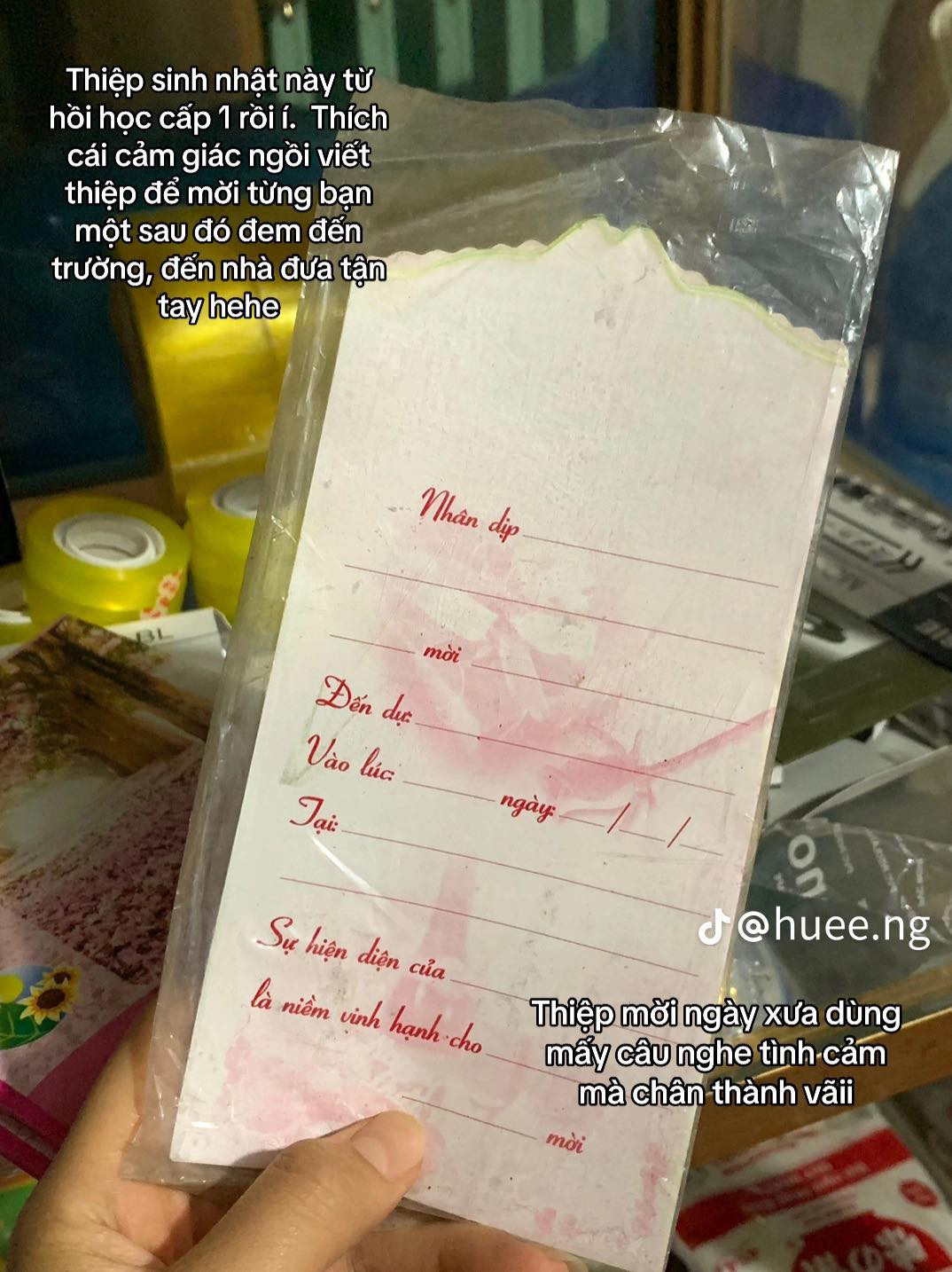 Trong đoạn video, cô nàng đã nhặt được chiếc mặt nạ, bộ bầu cua cá cọp, que đếm, trứng khủng long....nhìn thôi đã thấy cả bầu trời tuổi thơ ùa về.