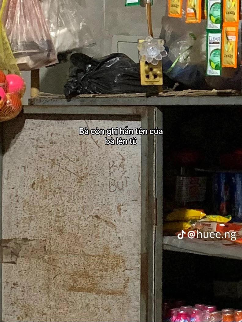 Bên cạnh đó, một số người còn gọi vui bà nội của cô gái là người giữ gìn ký ức, bởi lẽ ở thời nay những món đồ này tìm được lá khá hiếm. Ảnh: hueneh