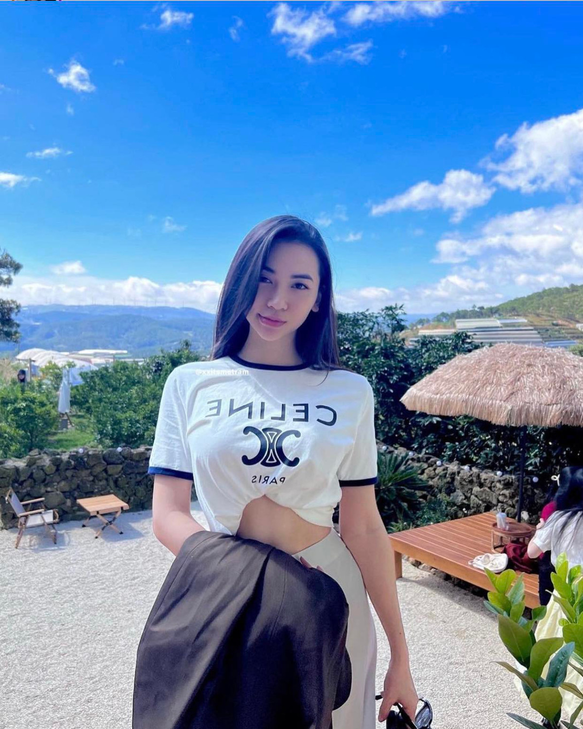 Thường xuyên theo dõi Lê Bích Trăm trên mạng xã hội, hẳn người ta sẽ biết rằng, hot girl này chính là một tín đồ của các trang phục nội y kiệm vải.