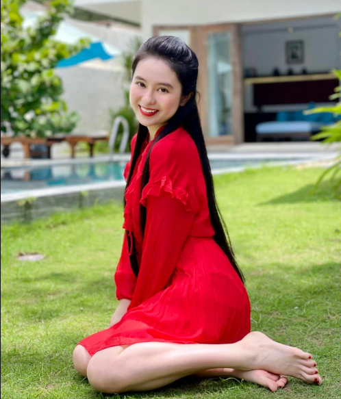 Cô nàng từng chia sẻ, cô thuộc tuýp phụ nữ truyền thống, thích được nấu ăn và chăm sóc gia đình.