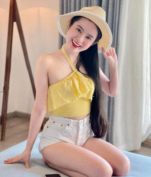 Trịnh Thị Ái Phi cũng là hot girl sở hữu tên lạ, được cư dân mạng biết đến nhờ mặt xinh dáng chuẩn.