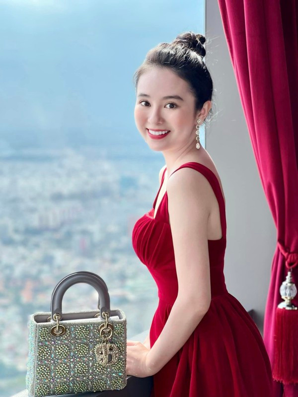 Cô nàng sở hữu vẻ đẹp mỏng manh như sương khói, gương mặt có nhiều nét giống với ngôi sao Hoa ngữ Lưu Diệc Phi.