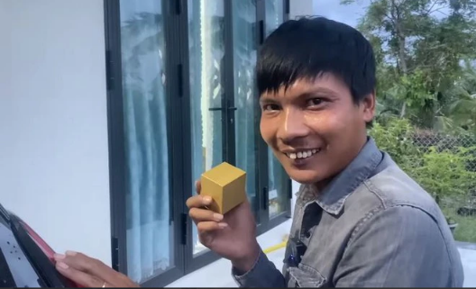 Nam Youtuber hào hứng chia sẻ với mọi người hành trình lái xe 50 cây số đến tiệm vàng, trang sức lớn nhất thành phố Quy Nhơn để mua quà cho vợ.