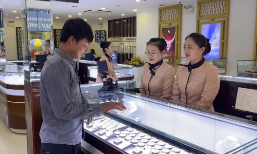 Mới đây, Lộc Fuho đăng tải video khoe mua "nhẫn kim cương" 200 triệu tặng vợ nhân dịp kỷ niệm 3 năm ngày yêu nhau.