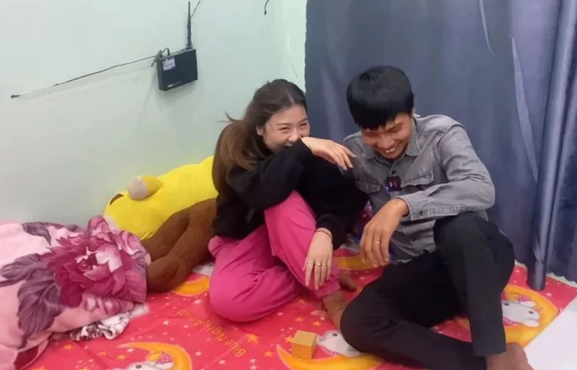 Tuy nhiên, cô vẫn rất tỉnh. Youtuber Lộc Fuho tuyên bố "nhẫn kim cương 200 triệu", nhưng Kim Thủy khẳng định "anh xạo", và gạn hỏi chồng mua nhẫn bao nhiêu tiền.