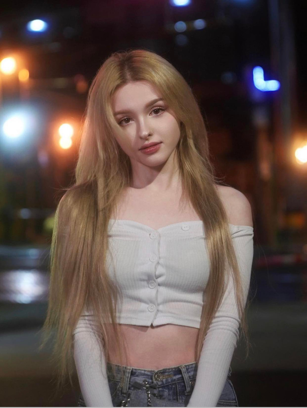 Cô gái lai Nga - Uzbekistan nổi tiếng với nhan sắc đẹp tựa tranh vẽ, còn thành thạo 4 thứ tiếng: Hàn, Nga, Nhật và Anh. Ảnh: IGNV