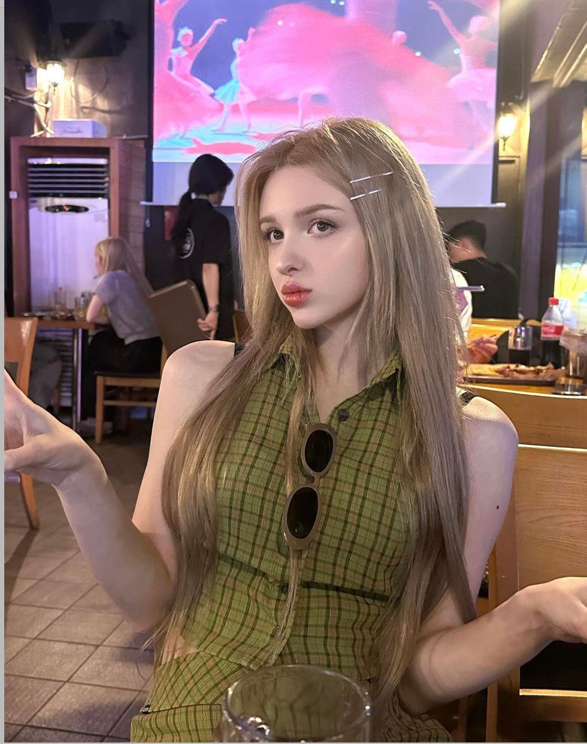 Điều khiến cư dân mạng thích Elina hơn cả giọng hát của cô bạn là ngoài hình xinh đẹp đúng kiểu búp bê.