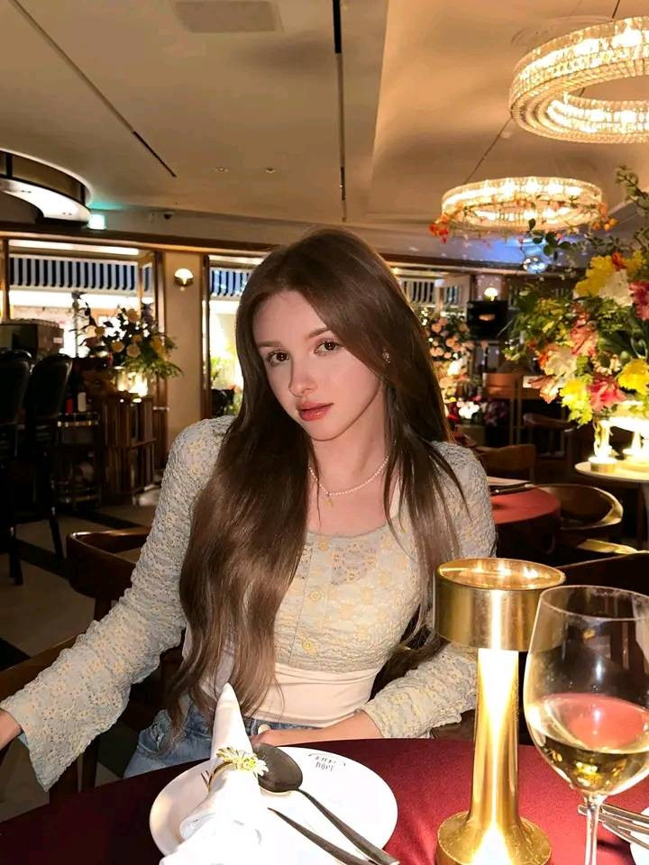 Vẻ đẹp của gái xinh Karimova Elina có được là nhờ pha trộn dòng máu khi cha mẹ cô là người Uzbekistan và Nga.