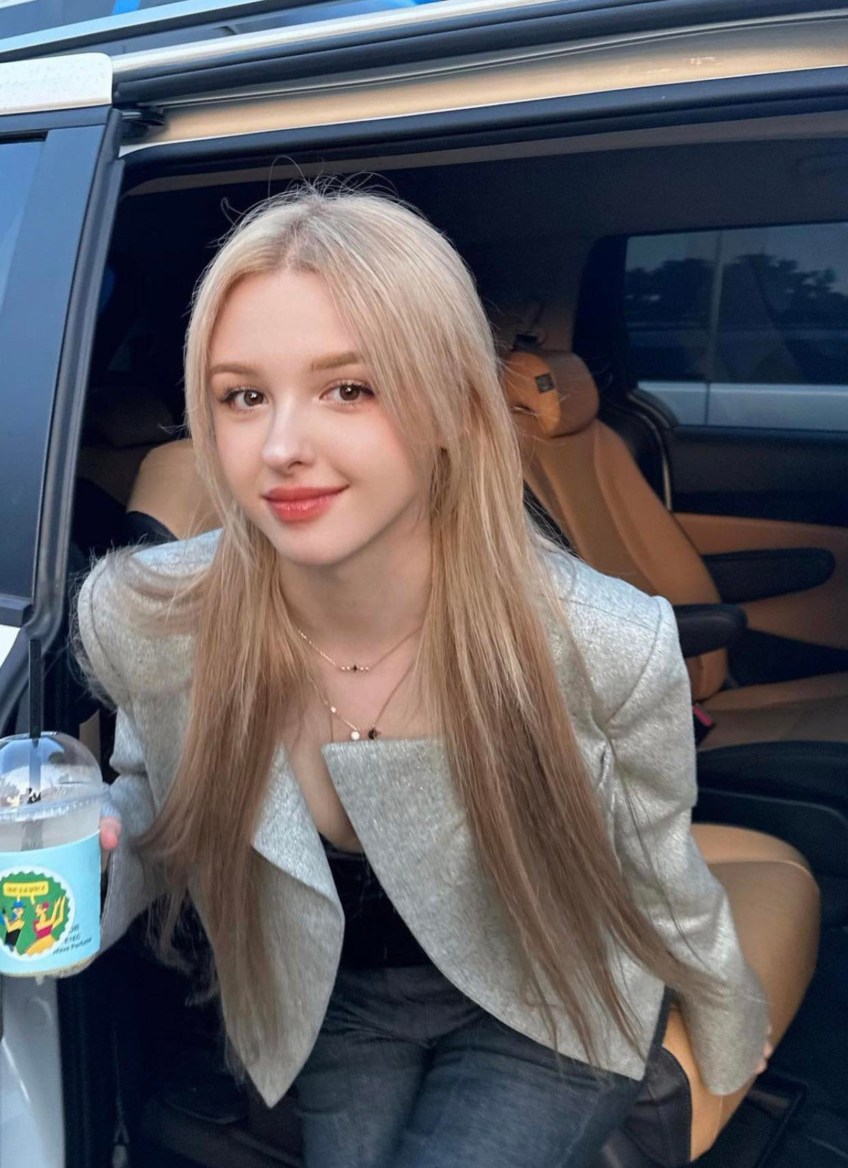 Karimova Elina nhận được các quảng cáo quần áo, mỹ phẩm hay tham gia một số chiến dịch khác.