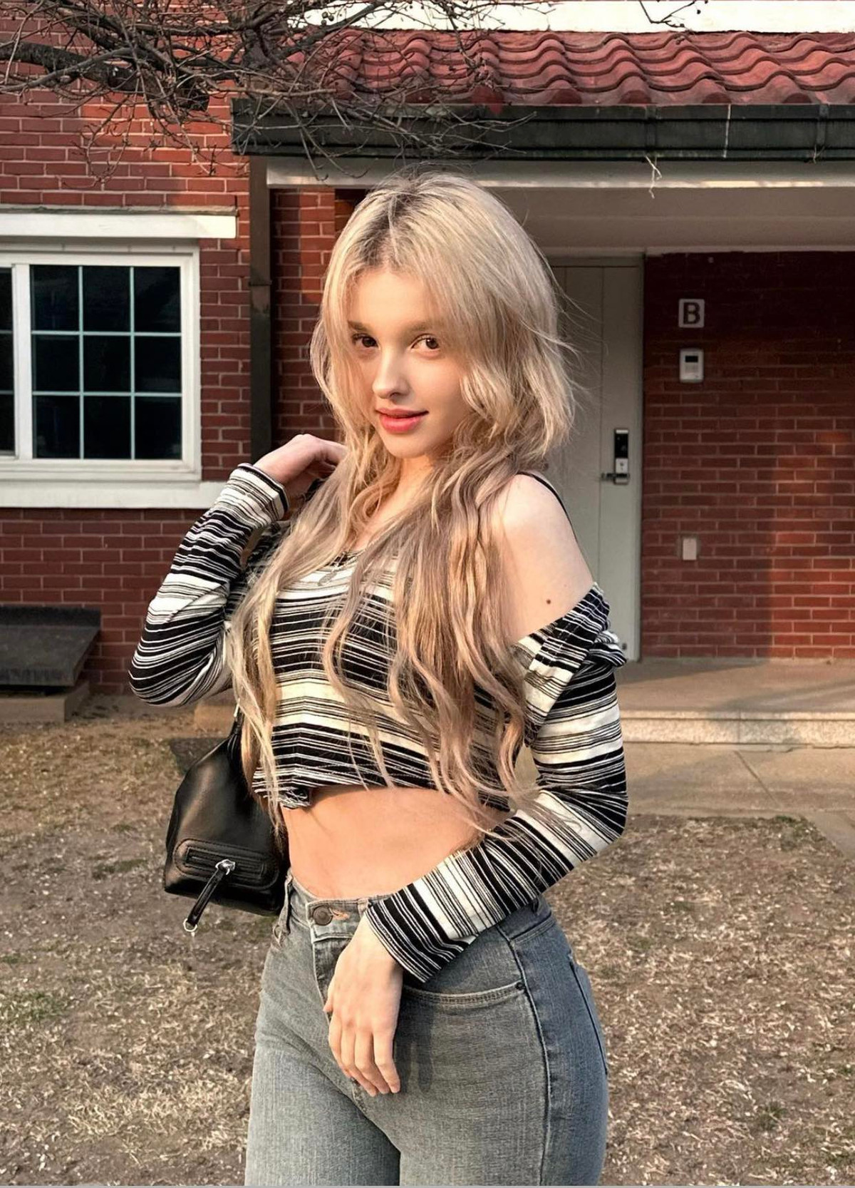 Với sống mũi cao vời vợi, đôi mắt to sâu, gương mặt nhỏ nhắn, tóc nâu và vòng eo cực nhỏ... Elina toả sáng trong mọi khung hình.