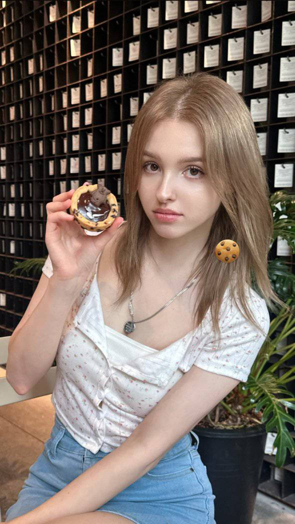 Người đẹp khẳng định cô không hề can thiệp "dao kéo". Chia sẻ về bí quyết giữ dáng cũng như chăm sóc da, Karimova Elina cho biết cô thường uống nhiều nước lọc và khuyên mọi người hãy bổ sung đủ nước cho cơ thể mỗi ngày.