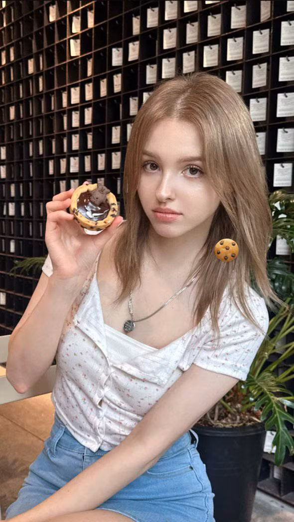 Người đẹp khẳng định cô không hề can thiệp "dao kéo". Chia sẻ về bí quyết giữ dáng cũng như chăm sóc da, Karimova Elina cho biết cô thường uống nhiều nước lọc và khuyên mọi người hãy bổ sung đủ nước cho cơ thể mỗi ngày.