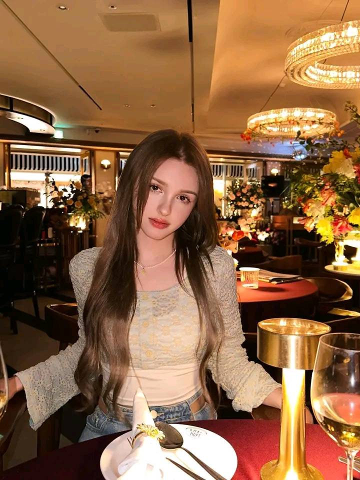 Sở hữu vẻ ngoài xinh đẹp với gương mặt thanh tú, chiếc mũi cao, mắt to long lanh cùng đôi môi căng mọng, Karimova Elina được mệnh danh là “búp bê Uzbekistan”.