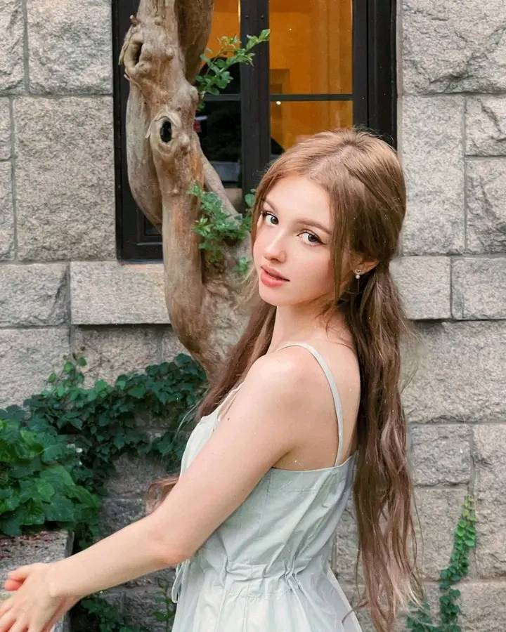 Nhiều người lầm tưởng Karimova Elina là người Nga hay người Ukraine nhưng thực tế cô đến từ Uzbekistan. Năm 4 tuổi cô đã chuyển đến sống ở Hàn Quốc.