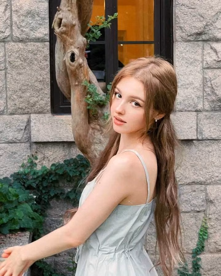 Nhiều người lầm tưởng Karimova Elina là người Nga hay người Ukraine nhưng thực tế cô đến từ Uzbekistan. Năm 4 tuổi cô đã chuyển đến sống ở Hàn Quốc.