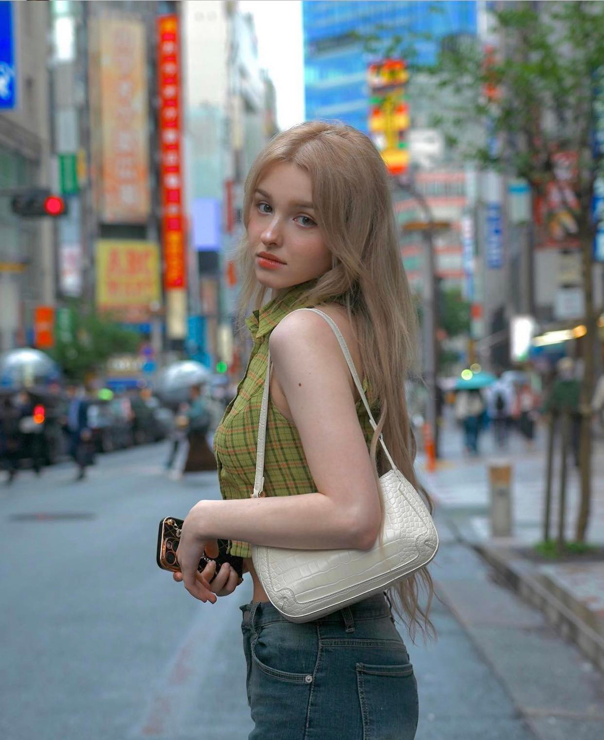 Không chỉ vậy, người đẹp còn sử dụng TikTok và đã có hơn 10 triệu người theo dõi. Cô cũng được biết tới ở Việt Nam, Trung Quốc, Nhật Bản.