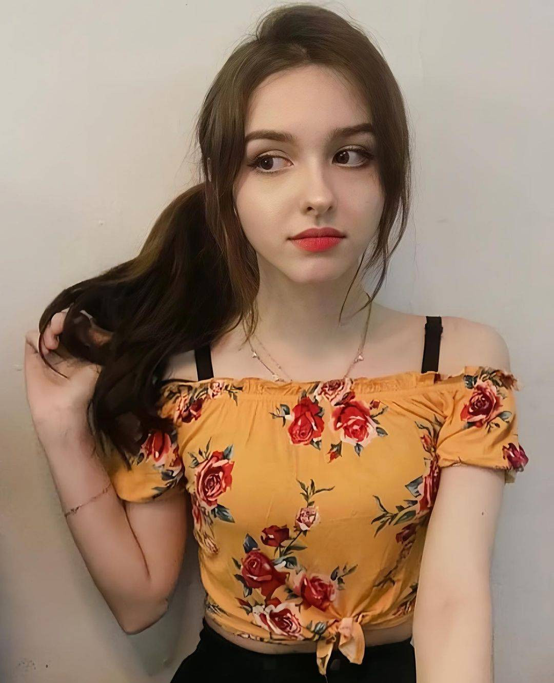 Ngoại hình được đánh giá là hoàn hảo của Karimova Elina cũng khiến cô nhận một số câu hỏi liên quan đến phẫu thuật thẩm mỹ.