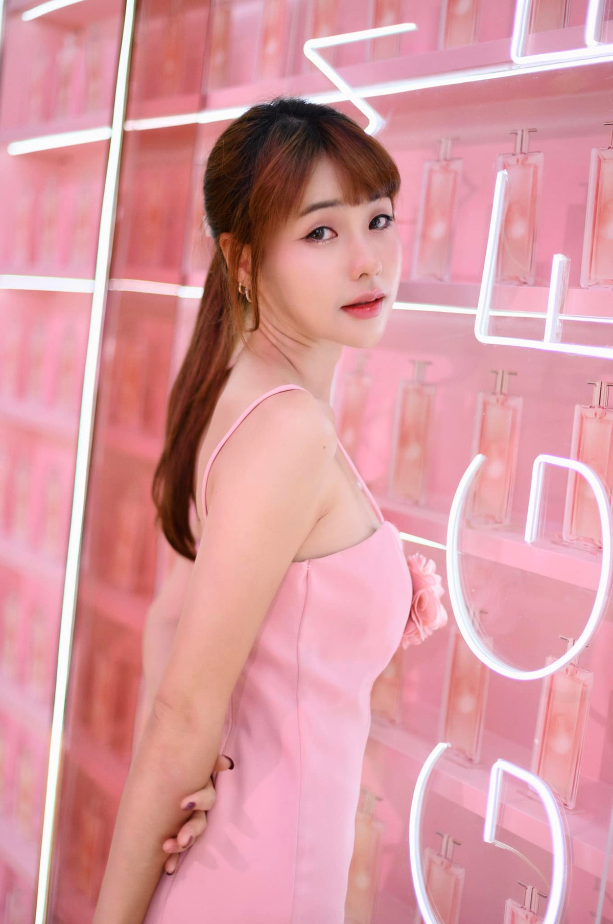 Nữ MC đồng thời sở hữu hàng trăm nghìn người theo dõi trên các nền tảng.