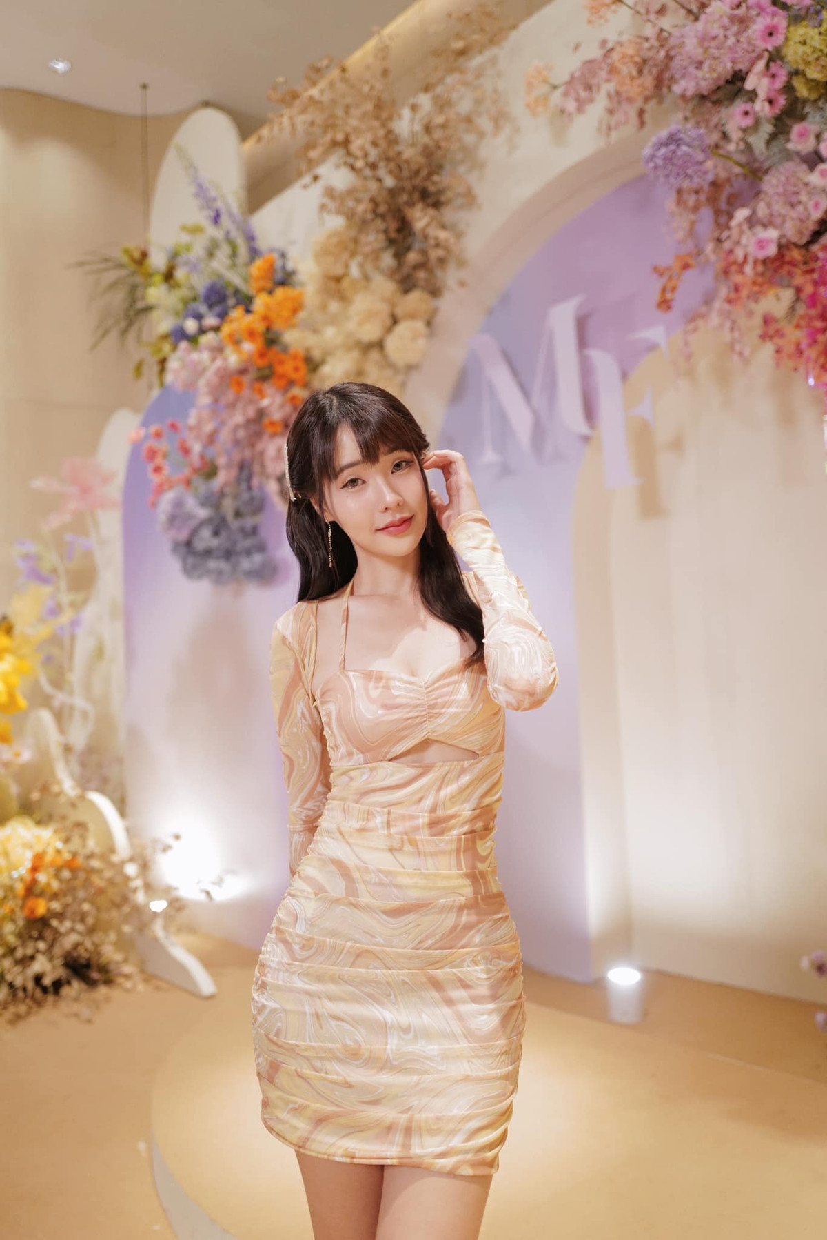 Thời điểm đó, nữ MC cùng xuất hiện trong một khung hình với MC Phương Thảo nên càng gây chú ý nhiều hơn.