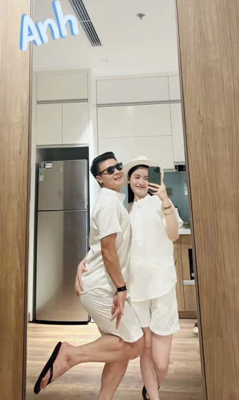 Một vài lần, Quang Hải còn cất tiếng nói hay xuất hiện lấp ló trong livestream của Chu Thanh Huyền như một cách chứng minh mối quan hệ đang rất tốt đẹp, không bị những ồn ào xung quanh tác động.