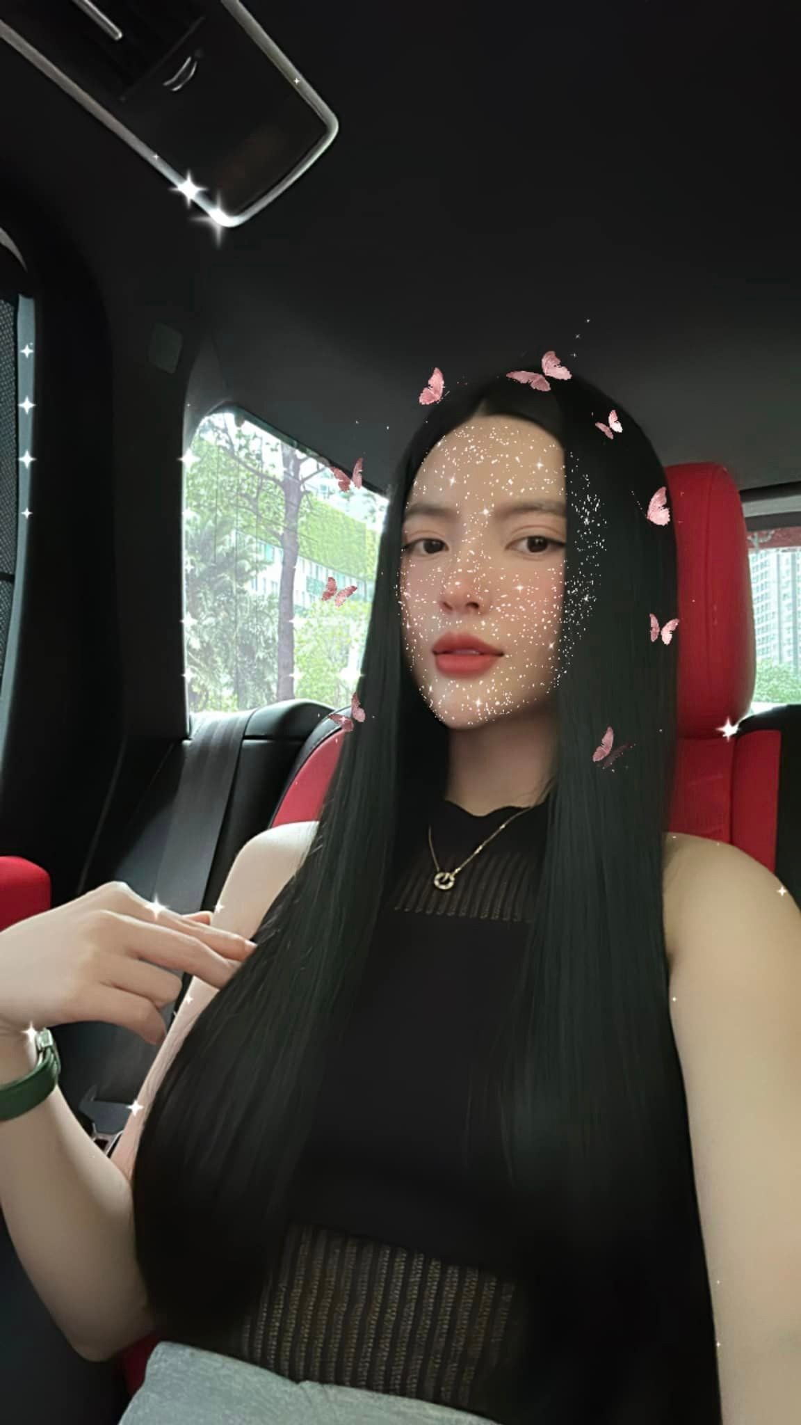 Vừa qua, bạn gái Quang Hải bị tố có thái độ nhắn tin dọa dẫm, “ngáo” quyền lực. Bên cạnh đó, những câu chuyện trong quá khứ của bạn gái Quang Hải cũng bị netizen “đào” lại.