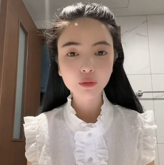 Trong tất cả những lần bạn gái vướng chuyện thị phi, Quang Hải chọn cách im lặng nhưng âm thầm chứng minh tình cảm bằng cách ở bên và ủng hộ việc buôn bán của bạn gái.