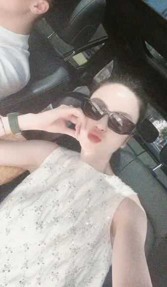 Trong một livestream của mình, Chu Thanh Huyền cũng từng tiết lộ bạn trai chính là người khuyên cô nên làm gì, ăn nói ra sao khi gặp phải chuyện thị phi.