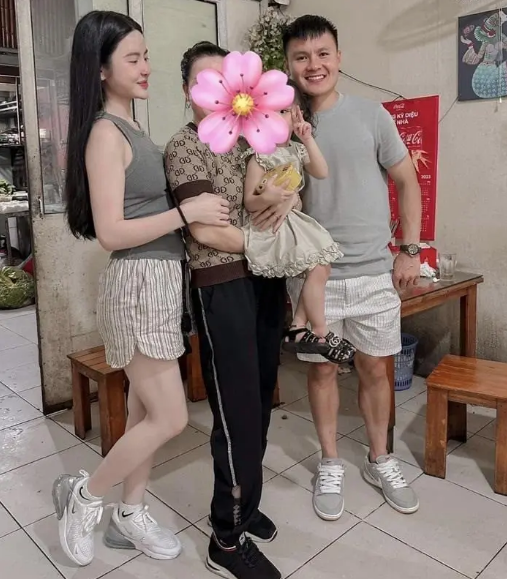 Bên cạnh những lời khen đẹp đôi, cả hai cũng gặp không ít bình luận trái chiều vì chuyện tình yêu này.