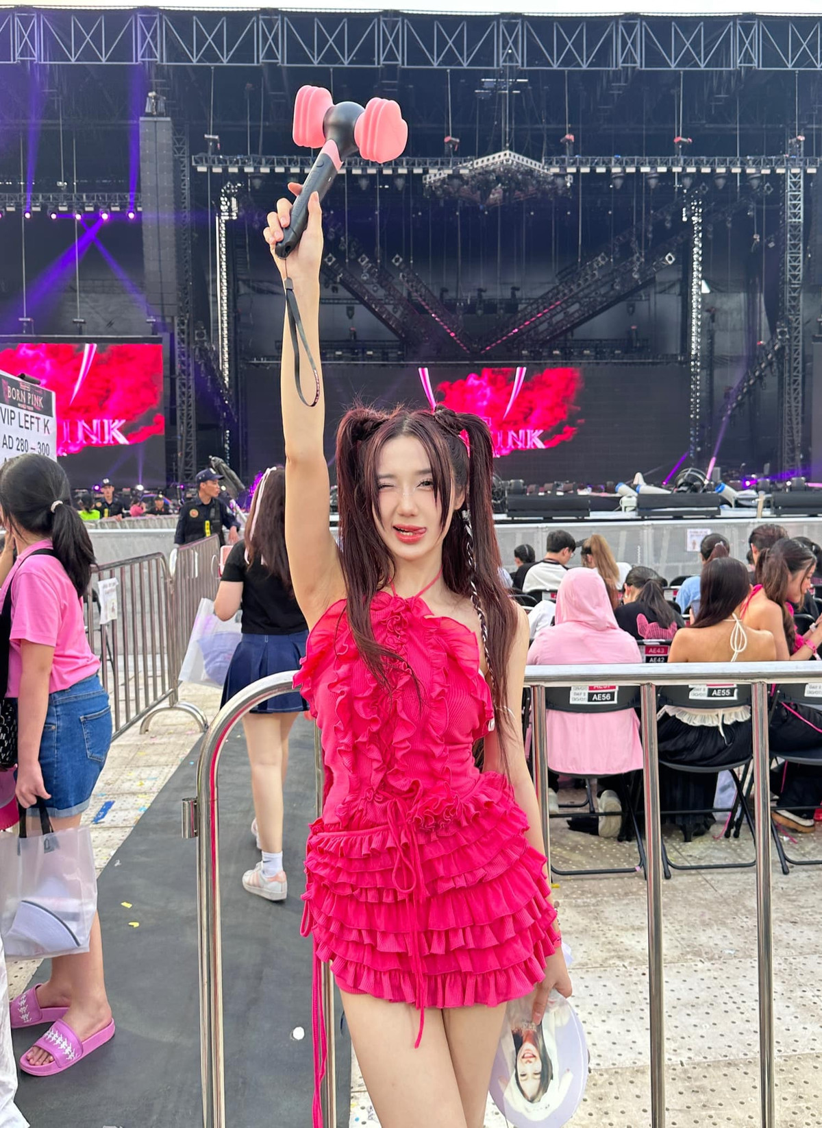 Mina Young diện váy ôm sát màu hồng rực rỡ, chi tiết bèo nhún trên váy tạo hiệu ứng trông cô nàng như công chúa.