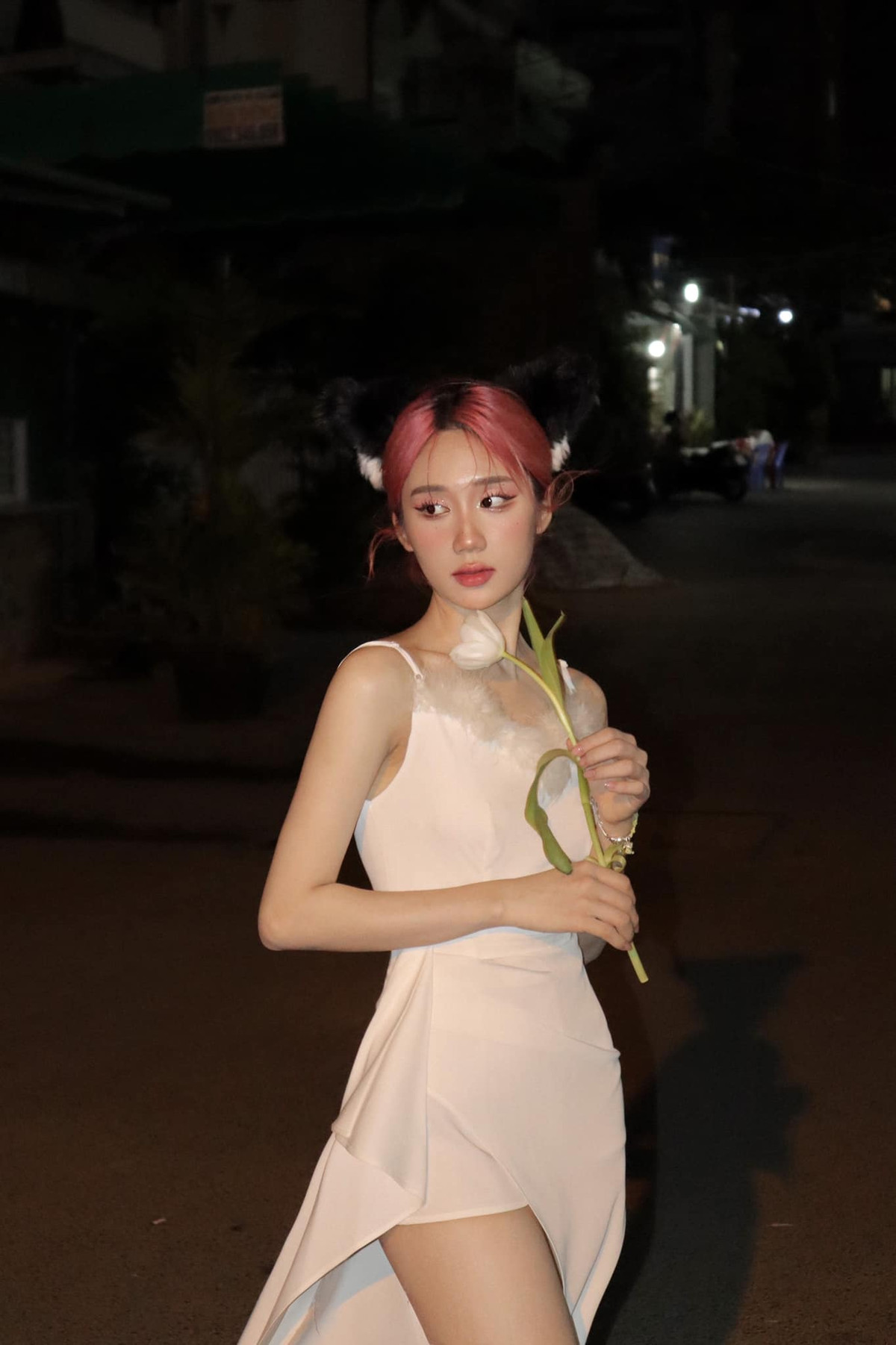 Gần đây, phong cách của Mina Young đã dần “đốt mắt” hơn với những lần khoe đường cong đầy tinh tế.