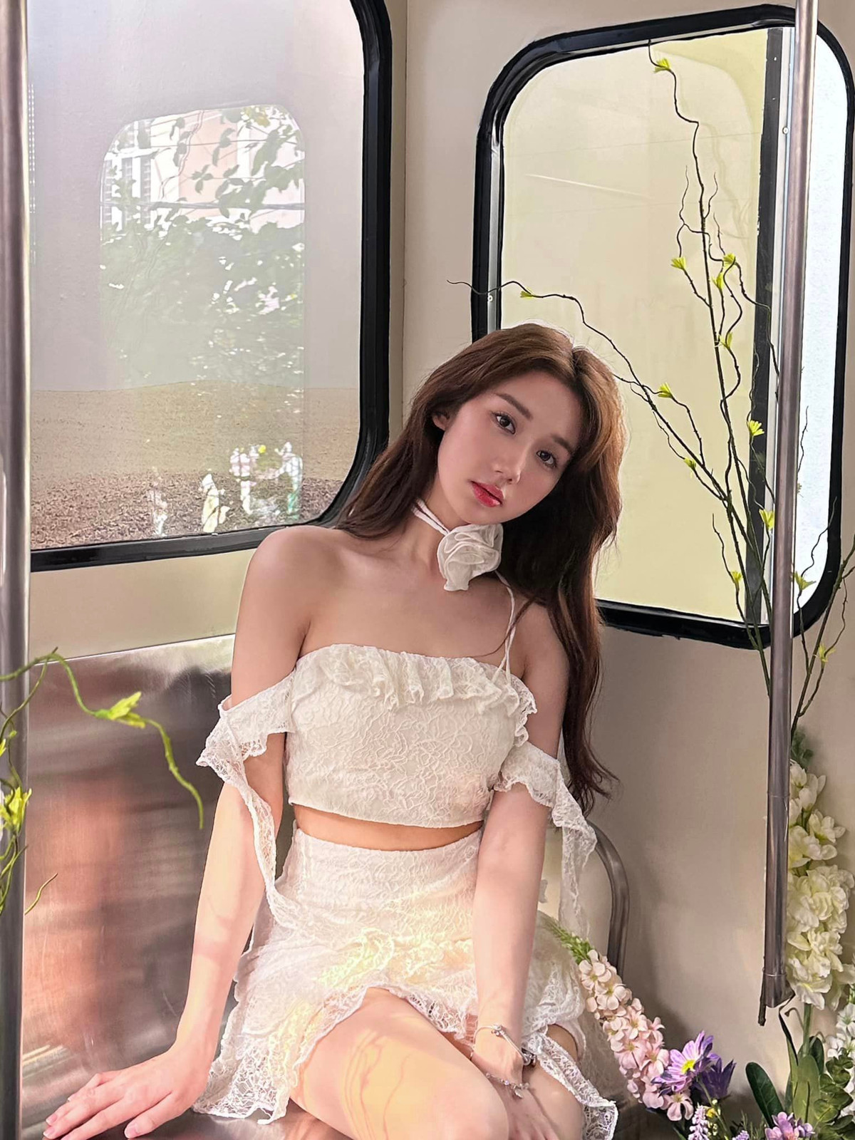 "Cô giáo hot girl" Mina Young luôn để lại ấn tượng với vẻ đẹp trong sáng, làn da trắng trẻo, gương mặt xinh xắn khiến không ít fan nam phải thổn thức.