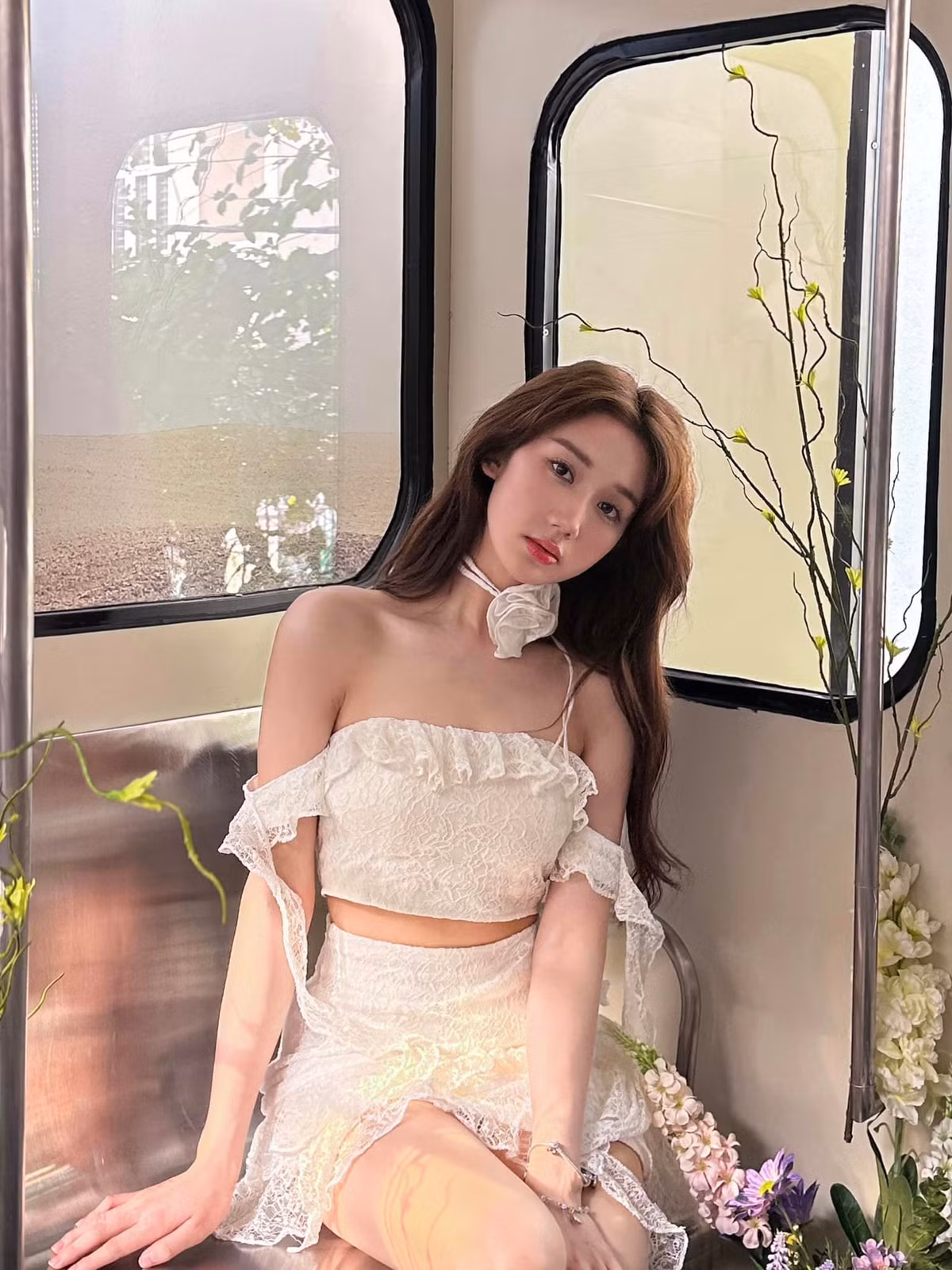 "Cô giáo hot girl" Mina Young luôn để lại ấn tượng với vẻ đẹp trong sáng, làn da trắng trẻo, gương mặt xinh xắn khiến không ít fan nam phải thổn thức.