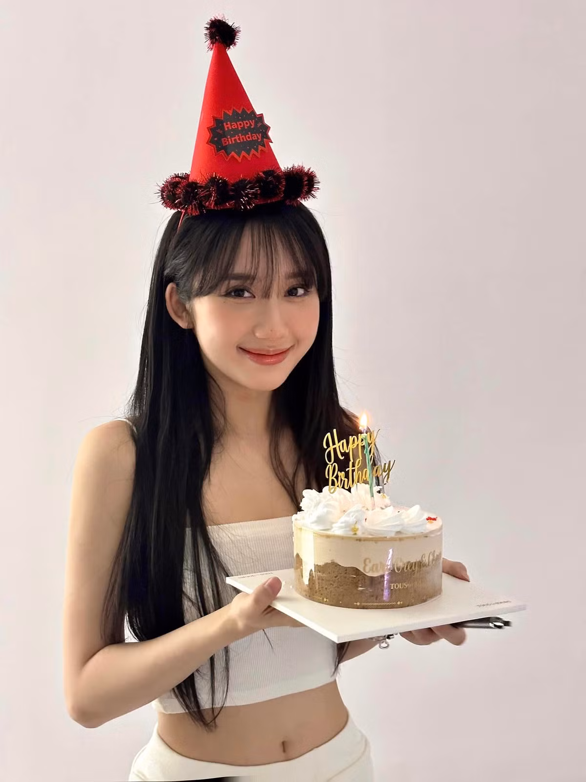 Không chỉ khoe được vai trần cùng xương quai xanh quyến rũ mà thiết kế màu hồng còn càng khiến tổng thể trở nên ngọt ngào, nữ tính.