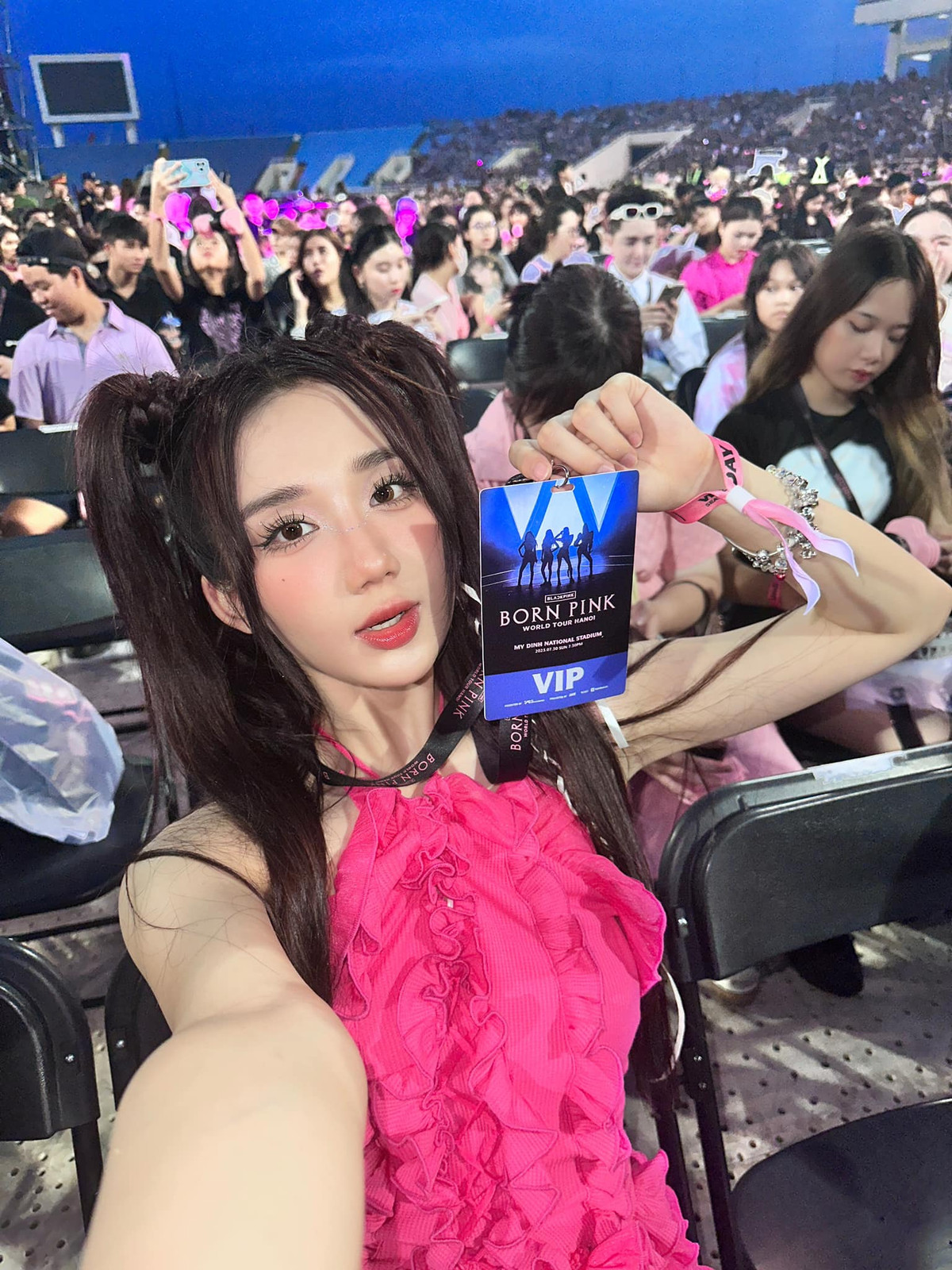 Bên cạnh trang phục lộng lẫy, rực rỡ, gương mặt xinh đẹp của Mina Young cũng là điểm gây ấn tượng.