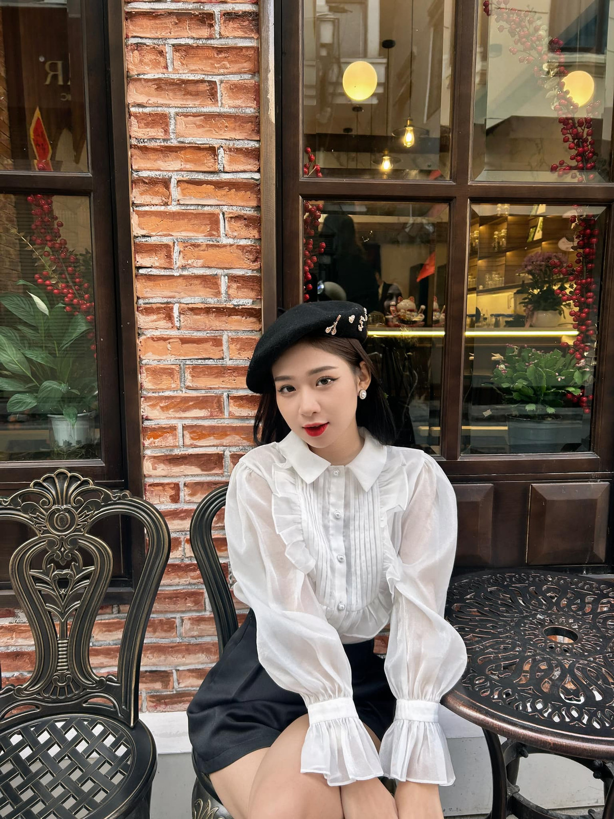 Chính từ những khoảnh khắc diện áo trài trắng đẹp tinh khôi mà nữ sinh 2K hút hàng chục ngàn theo dõi dù đang đi học cấp 3.