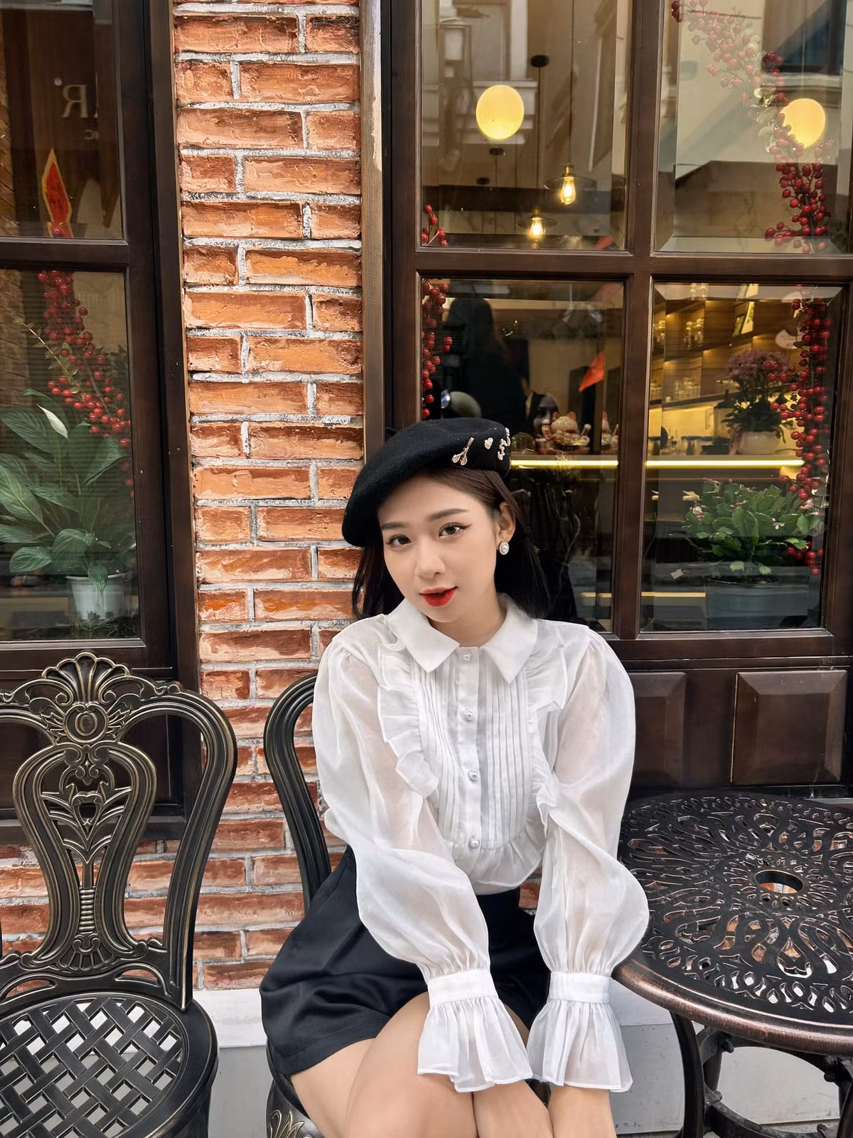 Chính từ những khoảnh khắc diện áo trài trắng đẹp tinh khôi mà nữ sinh 2K hút hàng chục ngàn theo dõi dù đang đi học cấp 3.