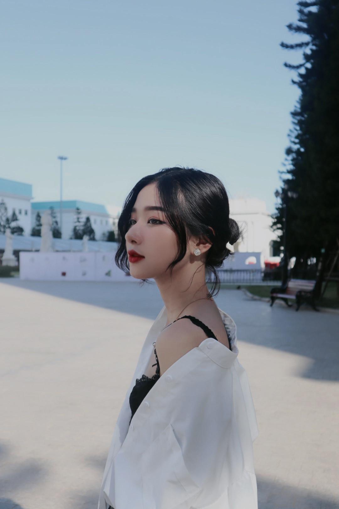 Thu Trang sở hữu một vẻ đẹp trong trẻo với nụ cười duyên dáng.