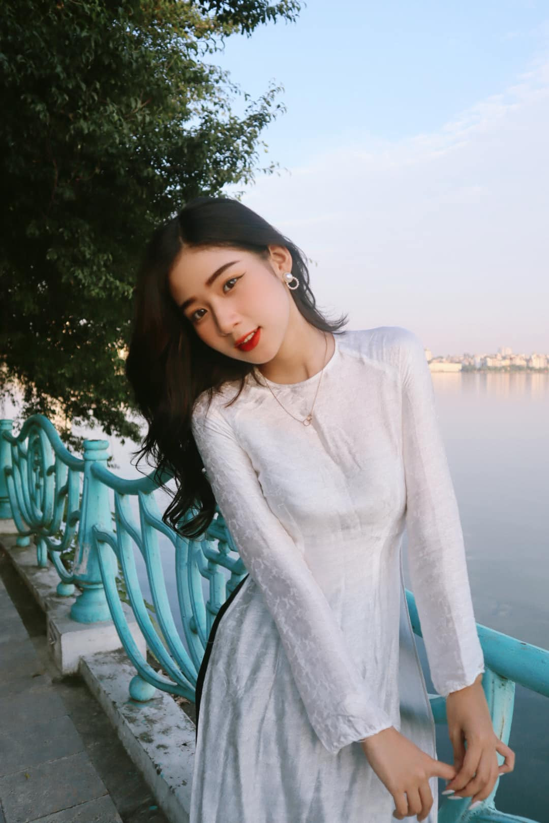 Từ thời học cấp 3, gái xinh trường Kinh tế Quốc dân đã thử sức nhiều công việc như MC, người mẫu ảnh, reviewer kênh Youtube hơn 2 triệu lượt đăng ký...