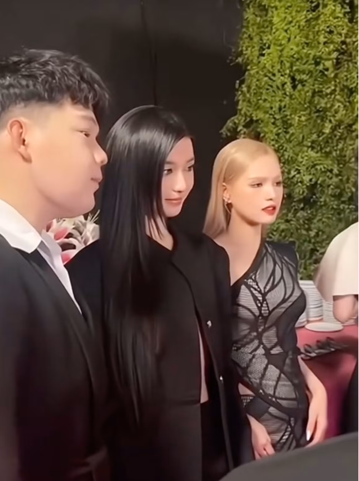 Dù được mệnh danh sở hữu sắc vóc xinh đẹp nhất nhì MXH nhưng khi đứng cạnh gái xinh Bâu, Xoài Non vẫn bị "dìm" nhan sắc của mình.