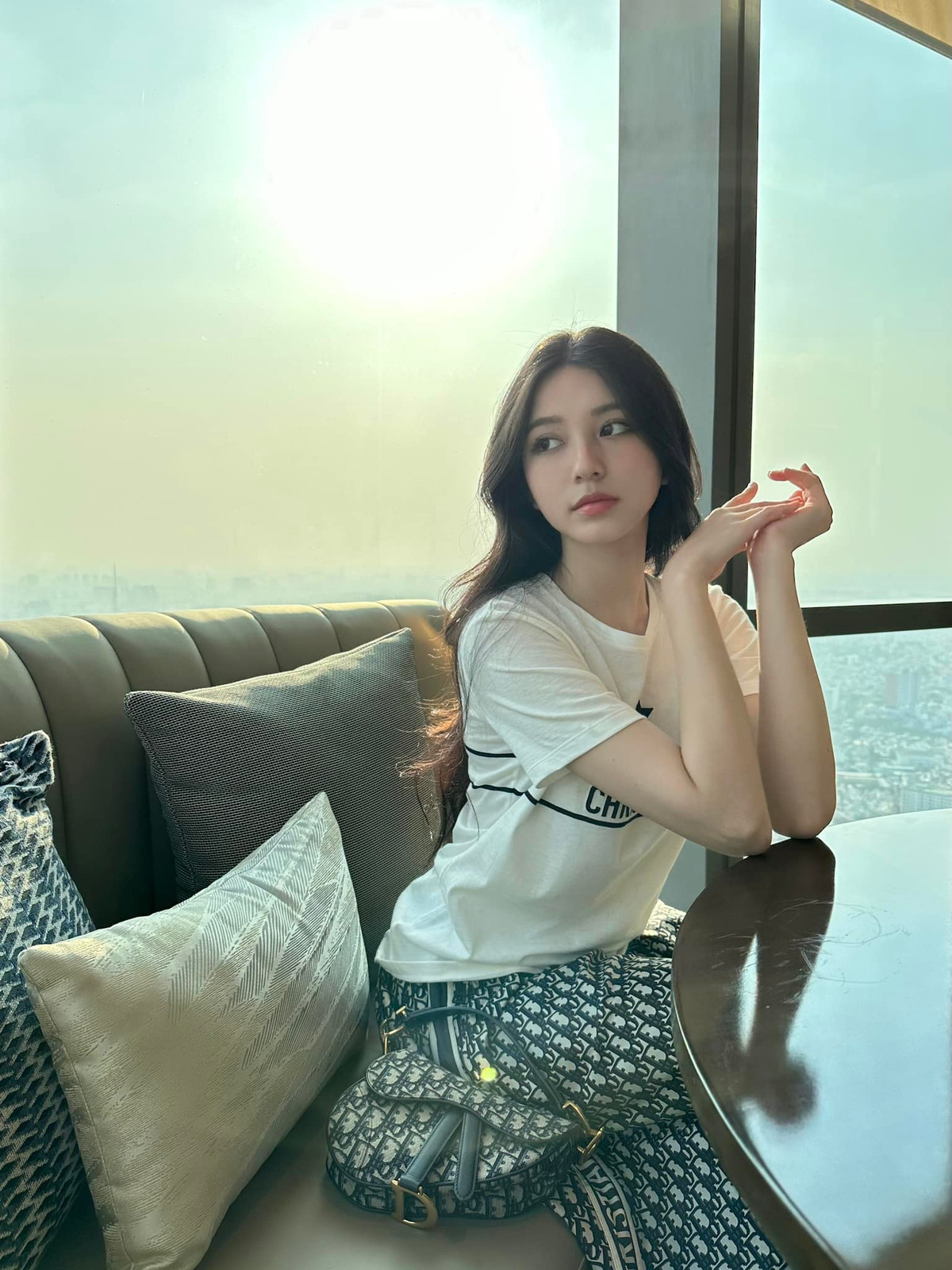 Từ lâu Bâu đã theo đuổi đam mê kinh doanh, không bán hàng online trên mạng, cô tự mở công ty, có thương hiệu riêng về sản phẩm chăm sóc da và tóc.