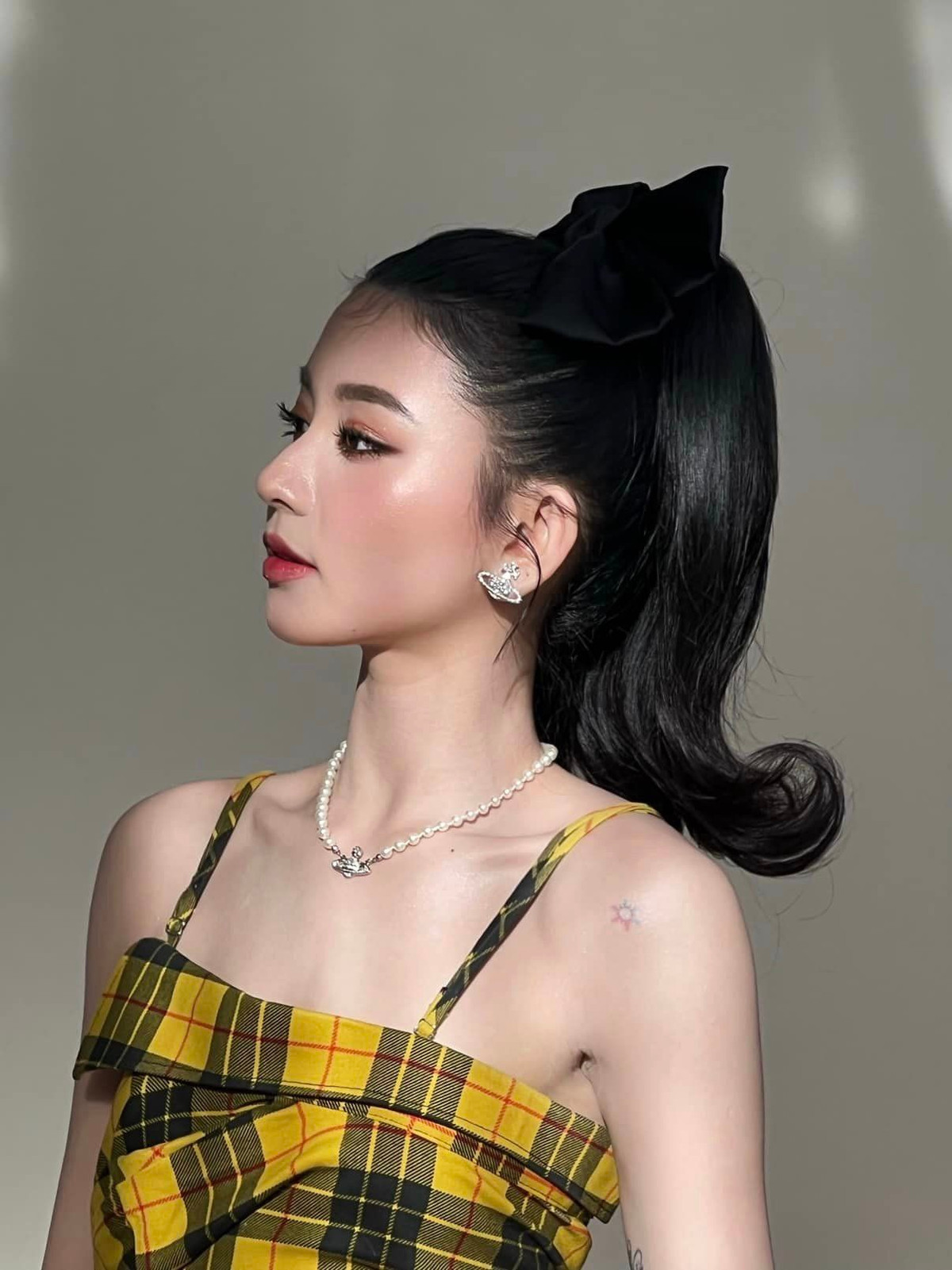 Hot girl Bâu sở hữu gương mặt khả ái, vóc dáng thanh mảnh. Dù diện đồ không quá cầu kỳ nhưng Bâu vẫn khiến netizen chú ý bởi thần thái sắc lạnh, chuẩn người mẫu.