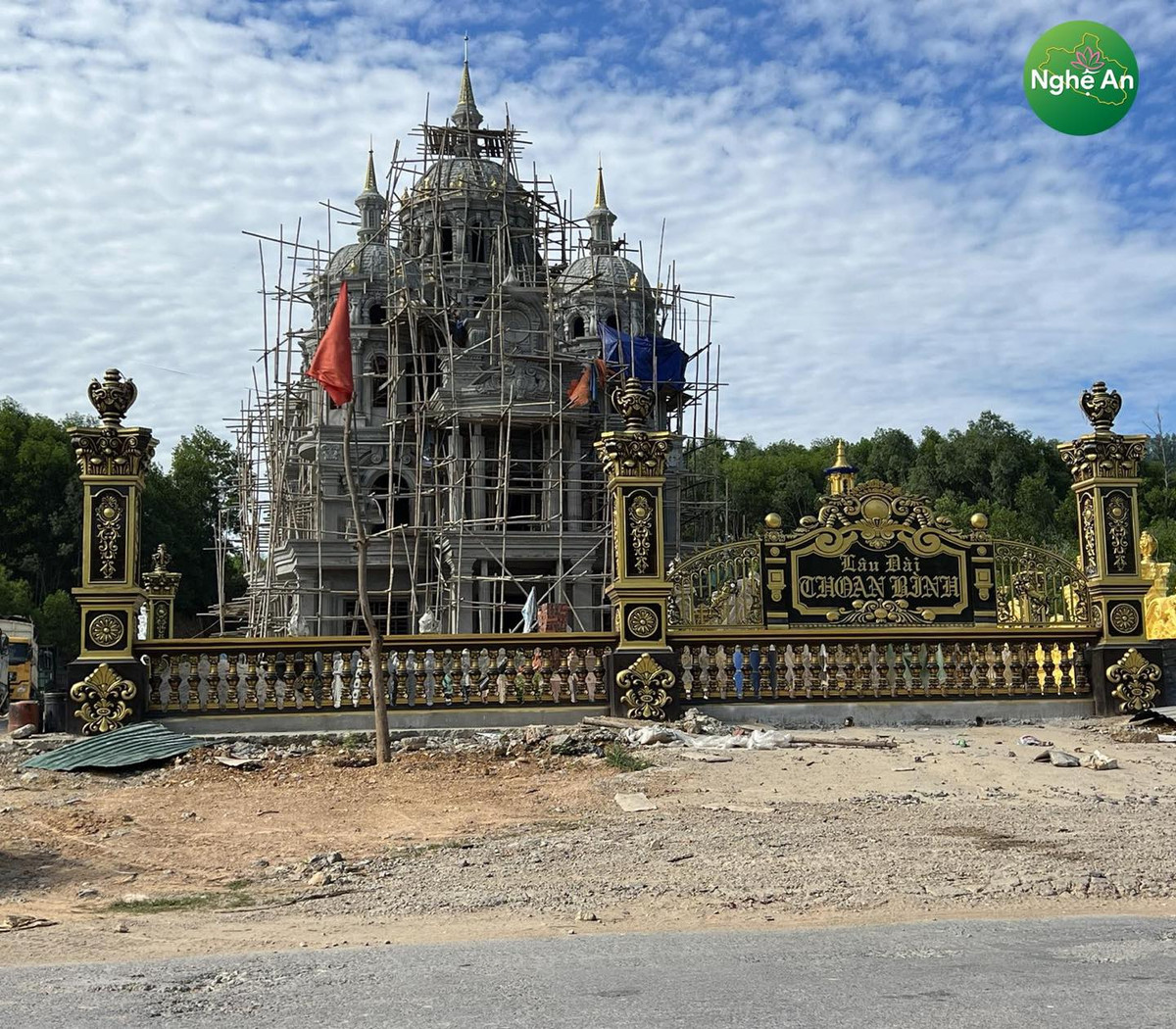 Chỉ mới nhìn qua, dù căn biệt thự chưa xây xong nhưng tổng quan vẫn cho thấy độ hoành tráng, rộng lớn.