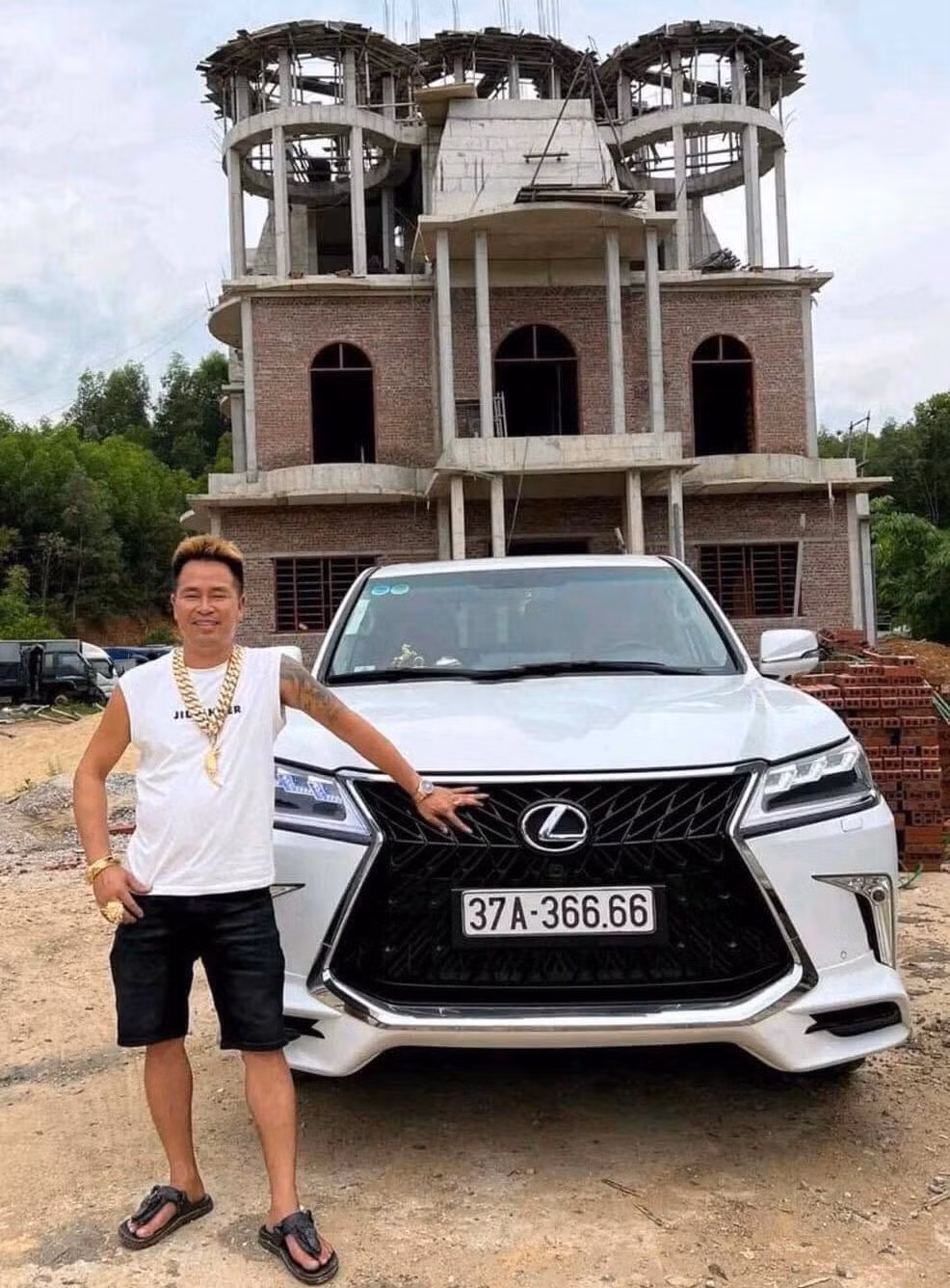 Tòa lâu đài của ông bố Nghệ An thực tế đã từng nổi tiếng cách đây gần 1 năm, thời điểm đó còn xuất hiện chân dung đại gia này.