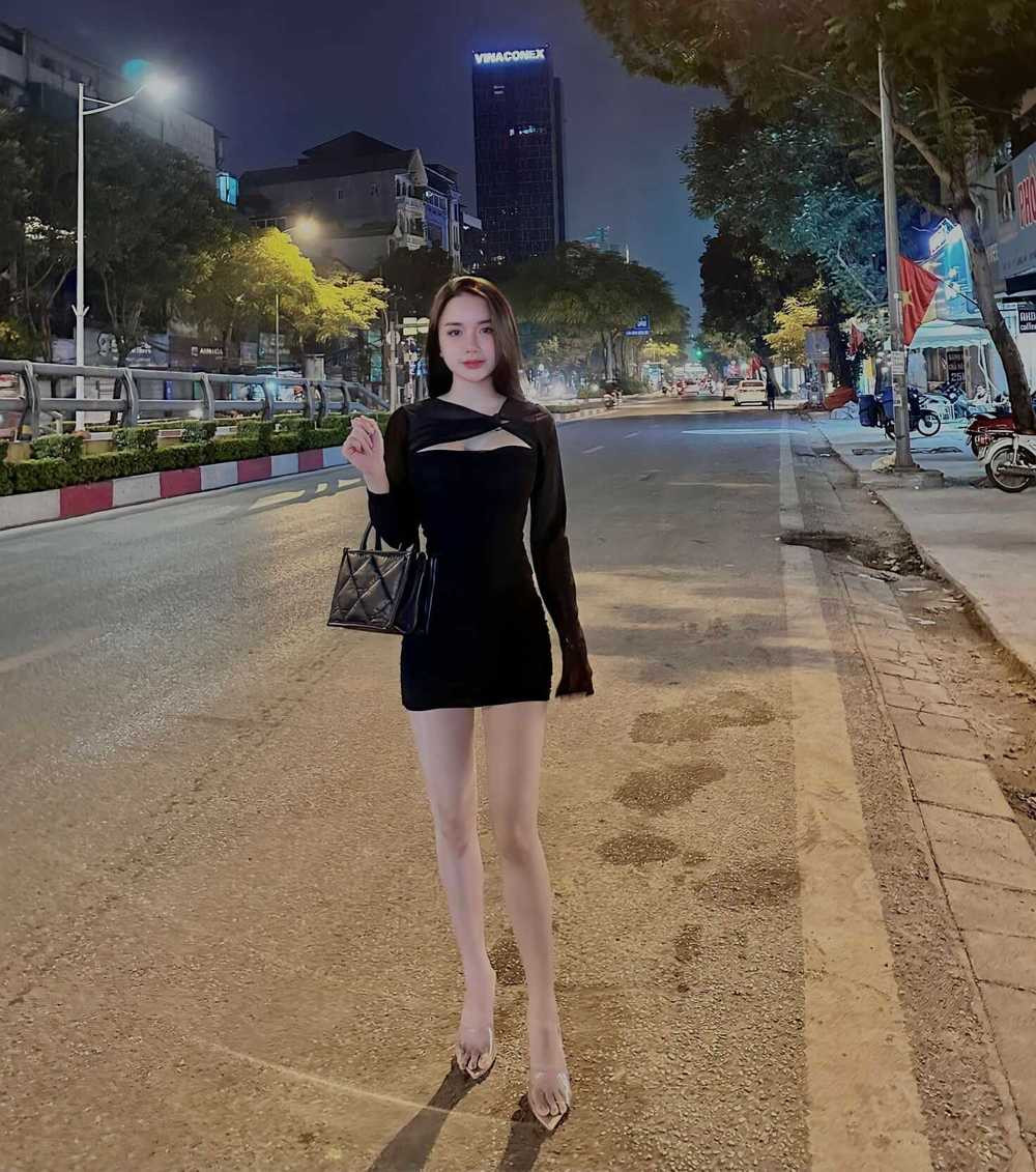 Ngoài ra, chân dung của con gái cũng được quan tâm hết mực. Theo những bức hình đăng tải có thể thấy, cô gái có dáng người nhỏ nhắn, xinh đẹp.