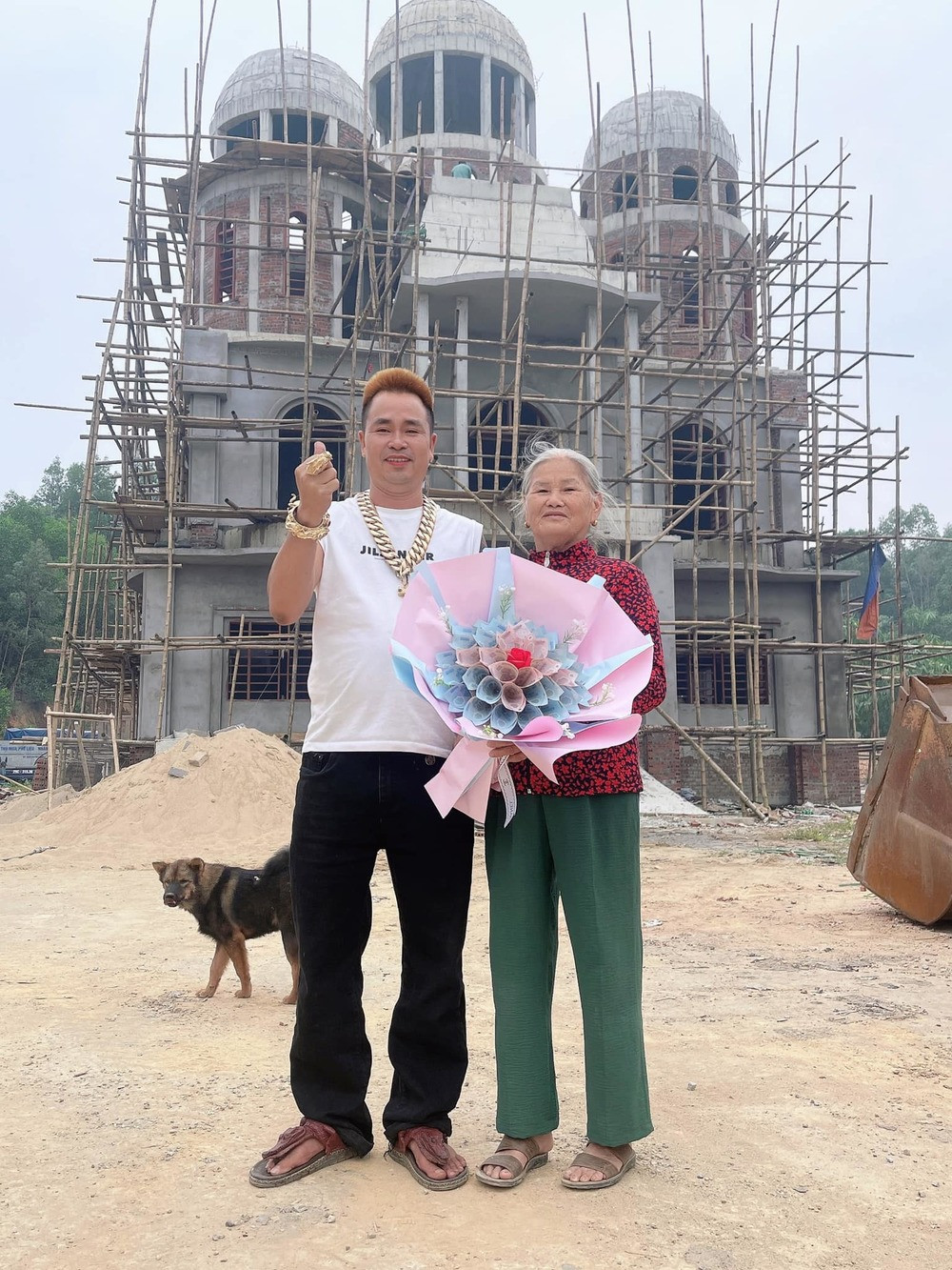 Đứng trước biệt thự, ông bố cực kỳ vui mừng. Điều đáng nói, trên người anh còn mang dây chuyền, vòng tay, nhẫn vàng với kích thước khủng.