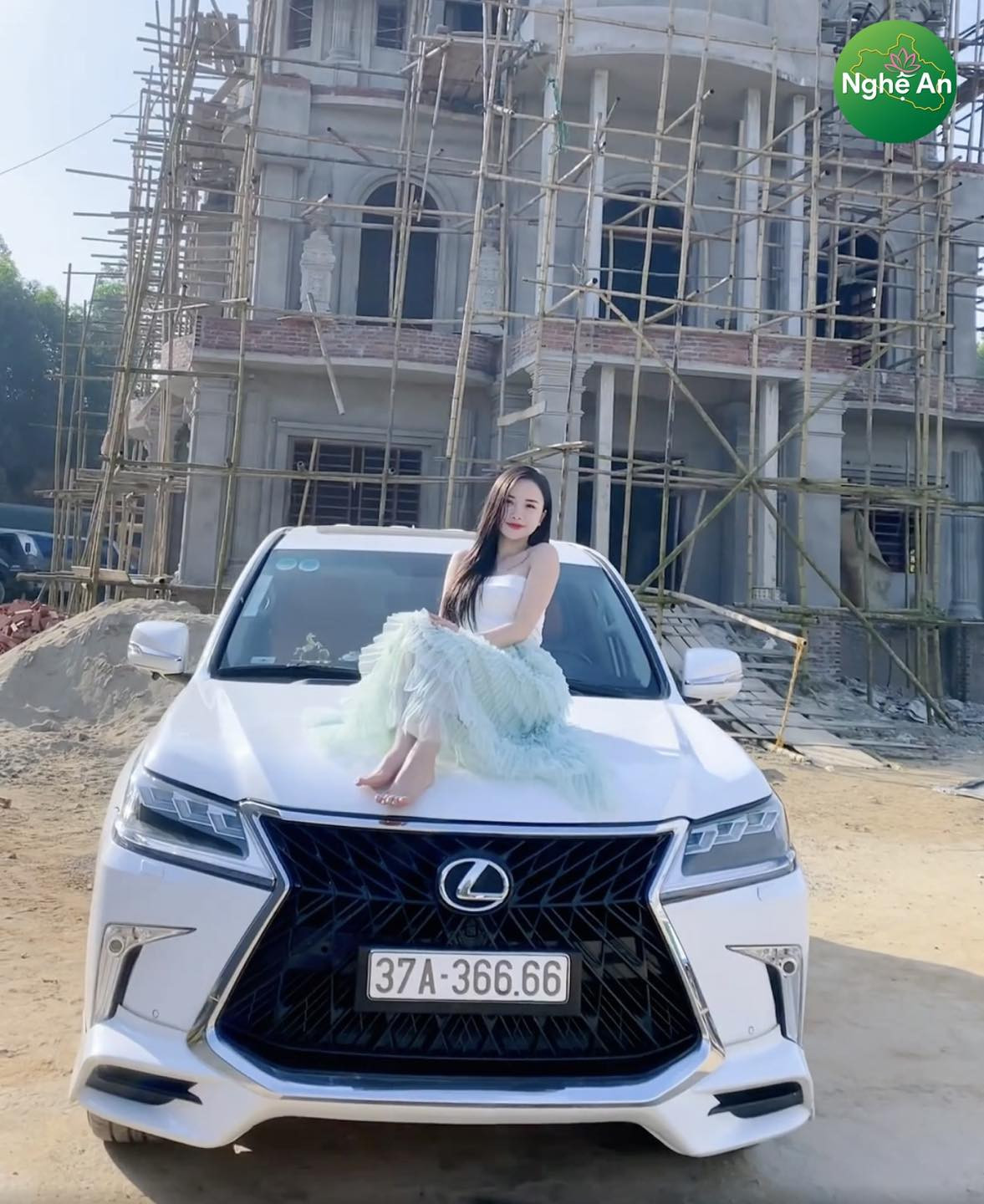 Theo thông tin đăng tải, lâu đài đồ sộ này ở Yên Thành và đã đi được nửa chặng đường.