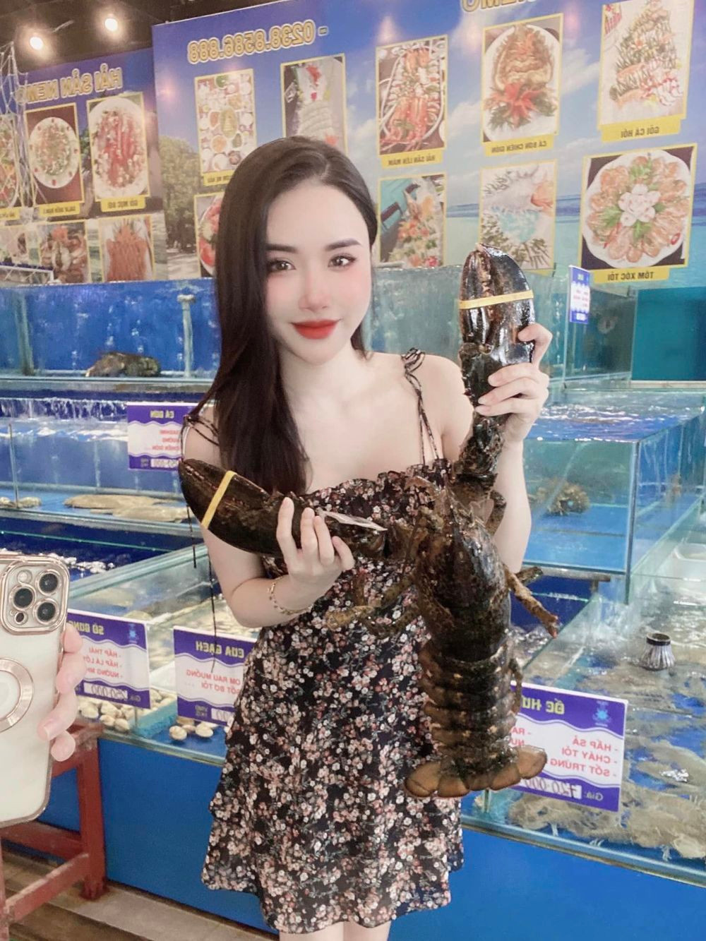 Đặc biệt, vì điều kiện gia đình giàu có nên cô thường xuyên diện đồ đắt đỏ, tạo dáng trước xe sang và đi tới những nơi đắt tiền.